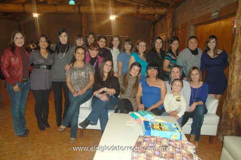 04032012 LAURISEL  Elías González acompañada de las asistentes a su recepción de canastilla.