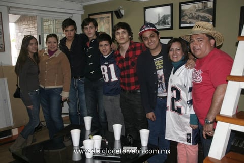 04032012 GRUPO  de amigos reunidos en casa de Víctor Armijo.