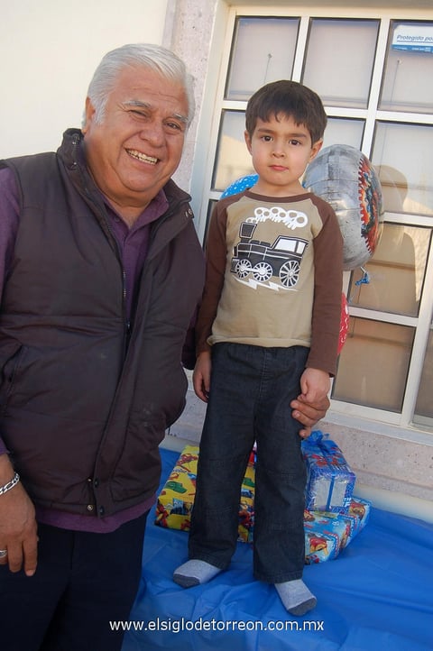 04032012 JAIME  Gamboa junto al pequeño Sebastián Saucedo, quien cumplió cuatro años de edad