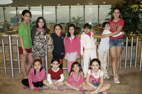 04032012 MARIANA  Torres Cárdenas en su fiesta de cumple acompañada de sus amiguitas.