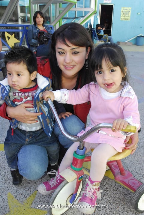 04032012 DANIEL , Natalia y Karime.