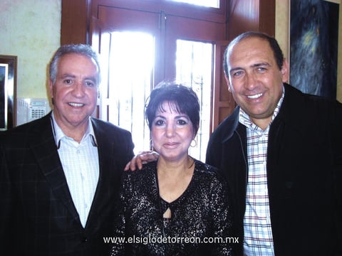 04032012 EL  18 de febrero inauguró la extensión de la Casa del Artista 'Cacto', el Lic. Pedro Luis Martín Bringas presidente de la Asociación de Artistas Plásticos de La Laguna, acompañado de autoridades estatales, municipales, creadores y amigos, con la artista lagunera Aida Chamut.
