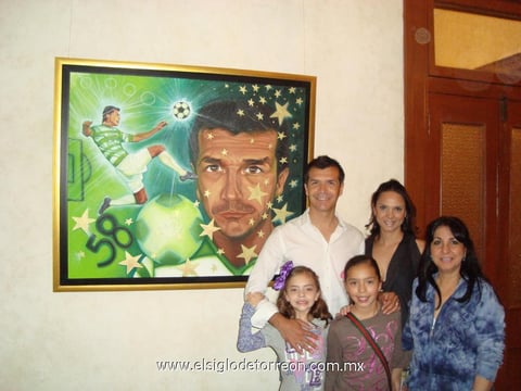 04032012 BORGETTI  y su familia junto a la pintora.