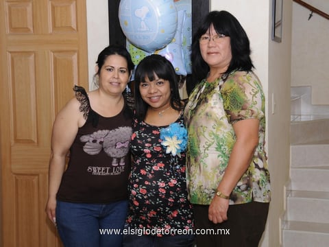 04032012 LA FESTEJADA  al lado de su suegra Sra. Nancy Pérez de López y su mamá Sra. Irene Rubio Rodríguez.