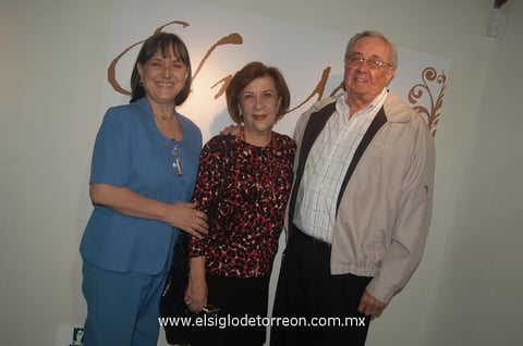 04032012 SILVIA  Castro, Eva María de García y Hugo García.