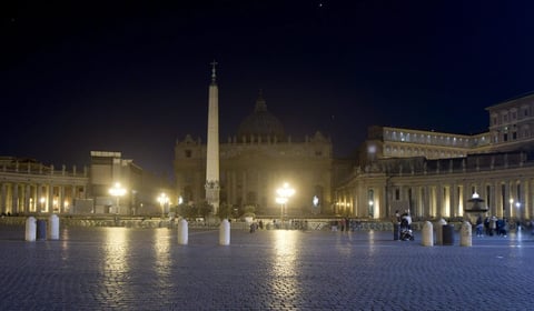 La Basílica de San Pedro lució sin iluminación durante la Hora del Planeta.