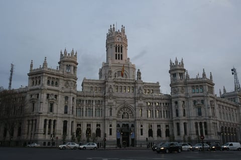 La fachada del edificio de Correos, actual sede del Ayuntamiento de Madrid, apagado, dentro de los actos de conmemoración de "La Hora del Planeta".