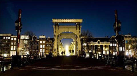 El puente Magere Brug en Amsterdam se unió al llamado.