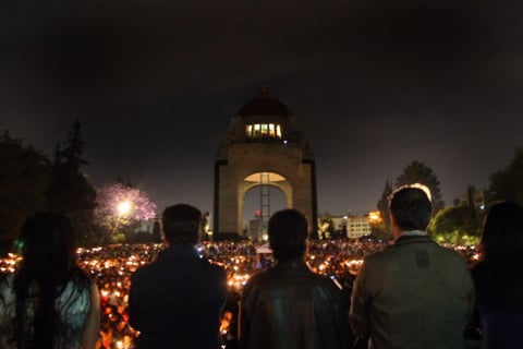 Monumentos y edificios emblemáticos de la Ciudad de México se sumaron a la celebración mundial de La Hora del Planeta y apagaron sus luces durante una hora para animar a que el mundo tome conciencia sobre el cambio climático.