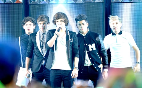 One Direction emocionó a los asistentes con su actuación musical.