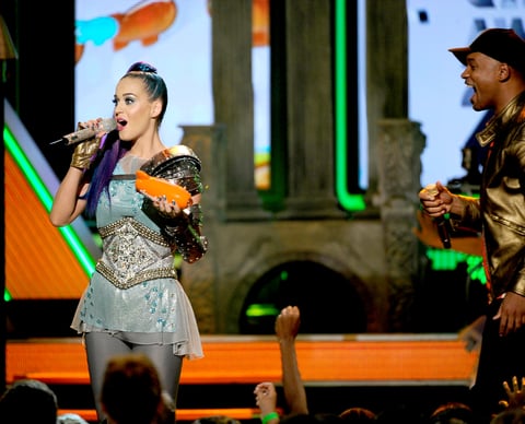Katy Perry, poco después de cantar, obtuvo la presea a la voz favorita en una película de dibujos animados por "Smurfs" (Pitufos).