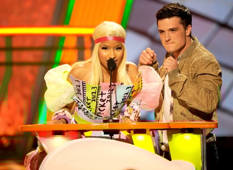 La excentrica Nicki Minaj y el actor Josh Hutcherson tuvieron una divertida participación en los premios.