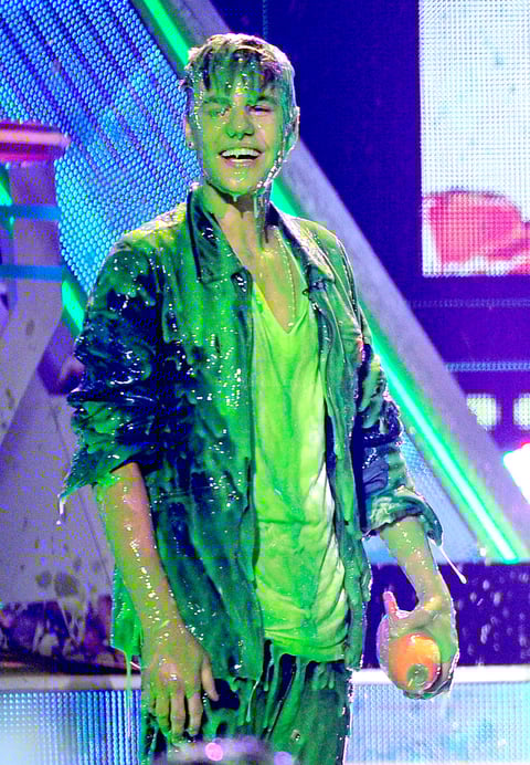 Asimismo, Bieber se llevó el trofeo a la Mejor Embarrada con Slime, una sustancia viscosa de color verde que Nick suele lanzar a su público en la Ceremonia de la Noche.