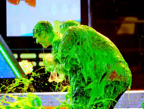 Bieber fue 'bañado' en lluvia verde de manera sorpresiva junto al anfitrión, Will Smith