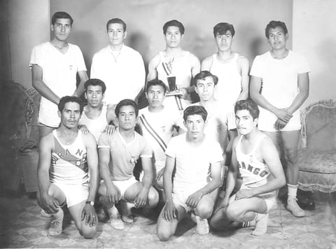 EQUIPO  de atletismo de Ciudad Lerdo, Dgo., quienes obtuvieron el primer lugar en la carrera de relevos que organizó el Sindicato de Petroleros el 18 de marzo de 1966.