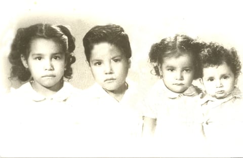 GLORIA,  Enrique, Blanca Beatriz (f) y Héctor Soto Reyes (f) en un estudio fotográfico tomado en el año de 1950.