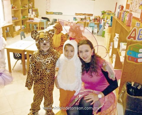 01042012 LOS PEQUEñO s Max y Carlitos junto a su maestra Paulina durante el pasado festejo de la Primavera.