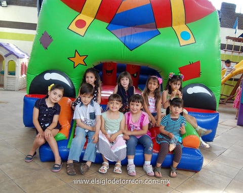 02042012 CAMILA  Navarro con parte de los invitados a su fiesta de cumpleaños.