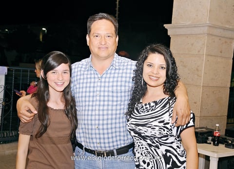 01042012 PAOLA , Adán y Catalina Villalobos.