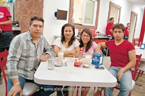 01042012 EMOTIVOS  instantes en el corte de listón.