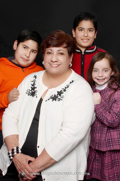 01042012 ARMANDINA  Garza de Marmolejo con sus nietos Hugo, Carlos Andrés y Nicole.