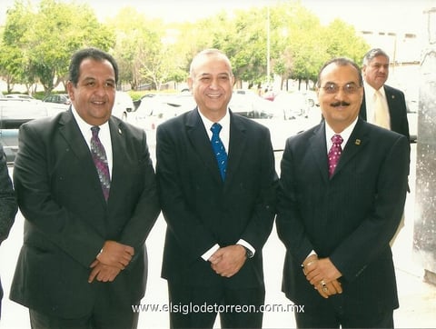 01042012 MARIO ALBERTO  Ocho Rivera, Rector de la Universidad Autónoma de Coahuila y José Manuel Martínez Gallegos, Coordinador de la Unidad Torreón, junto al nuevo Director de la Facultad de Odontología de la UA de C, Unidad Torreón, Óscar Rodríguez Villarreal, durante su toma de protesta.