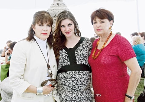 02042012 ADRIANA  durante su festejo de canastilla junto a las organizadoras: Ana y Julieta.