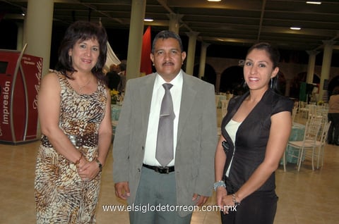 02042012 ALMA  López, Blas López y Gabriela Sánchez.