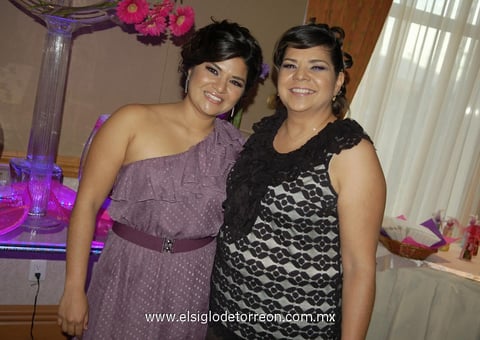 02042012 MAYRA  Soto en compañía de su mamá Mary Reyna.