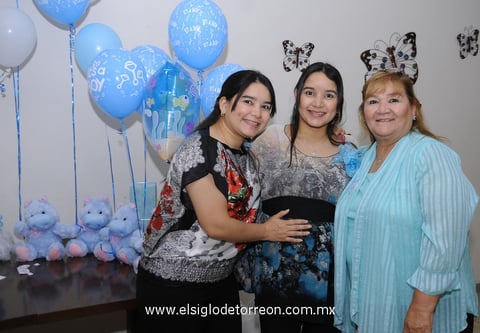 02042012 IVONNE  Márquez de Burgos el día de su fiesta de canastilla acompañada de las organizadoras de su recepción.