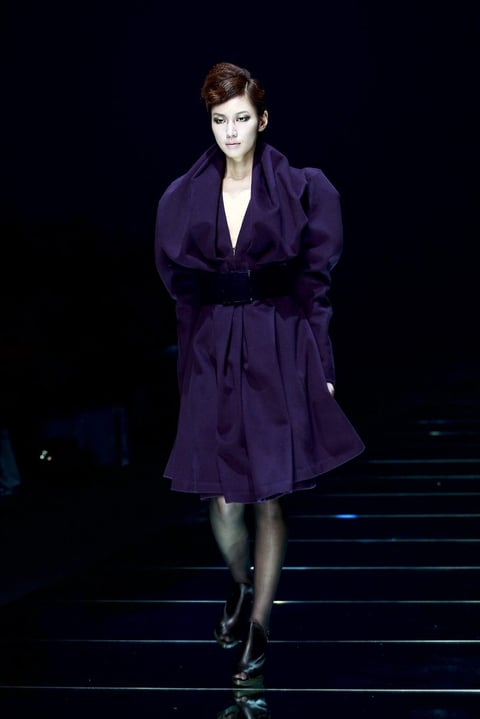 Una modelo luce una exótica creación de la colección  de Yoo Hye-Jin en la Semana de la Moda de Seúl (Corea del Sur).