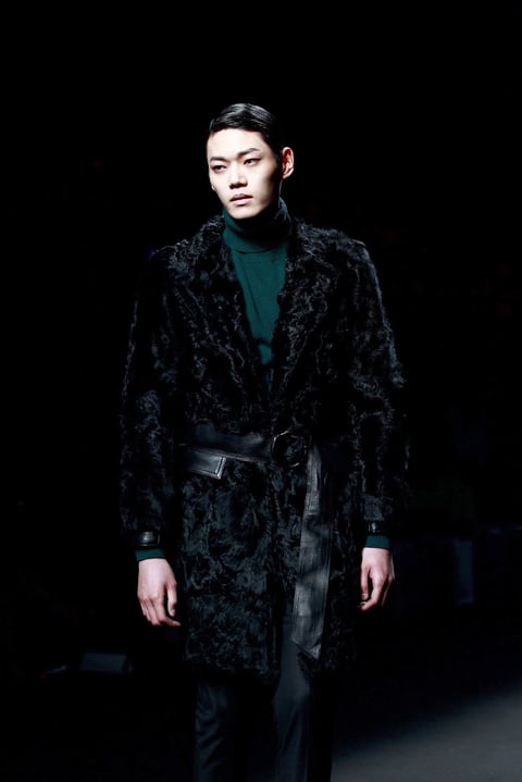 Un modelo luce una creación de la colección otoño/invierno de Jung Du-Young en la Semana de la Moda de Seúl.