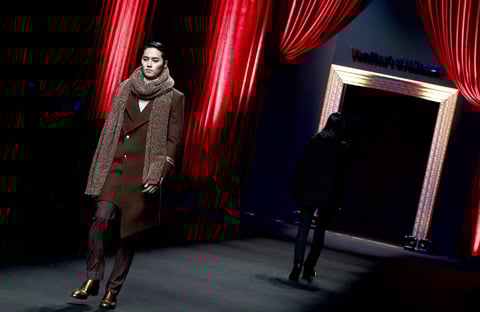 En Seúl, un modelo luce una creación de la colección otoño/invierno de Jung Du-Young en la Semana de la Moda.