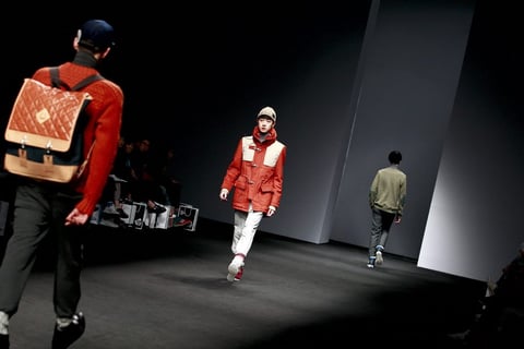 Modelos deslumbran creaciones de la colección otoño/invierno de Choi Bum-Suk en la Semana de la Moda.