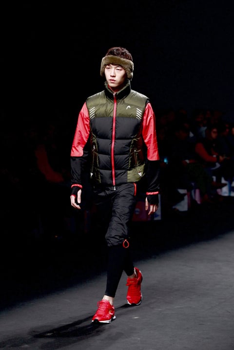 Un modelo luce una creación de la colección otoño/invierno de Choi Bum-Suk en la Semana de la Moda de Seúl.