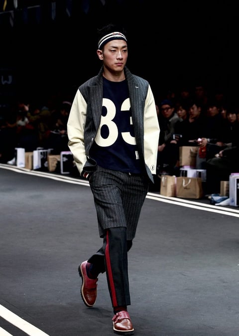 Un modelo presenta la creación de Ko Tae-Yong hoy, durante la pasarela.