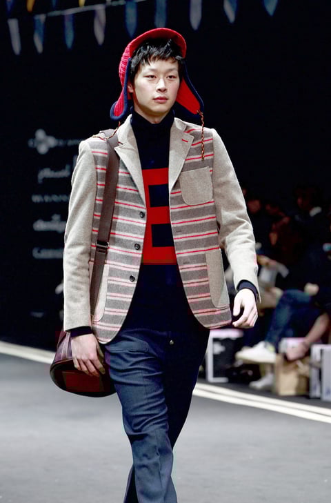 Durante la Semana de la Moda de Seúl, un modelo presenta la creación de Ko Tae-Yong.