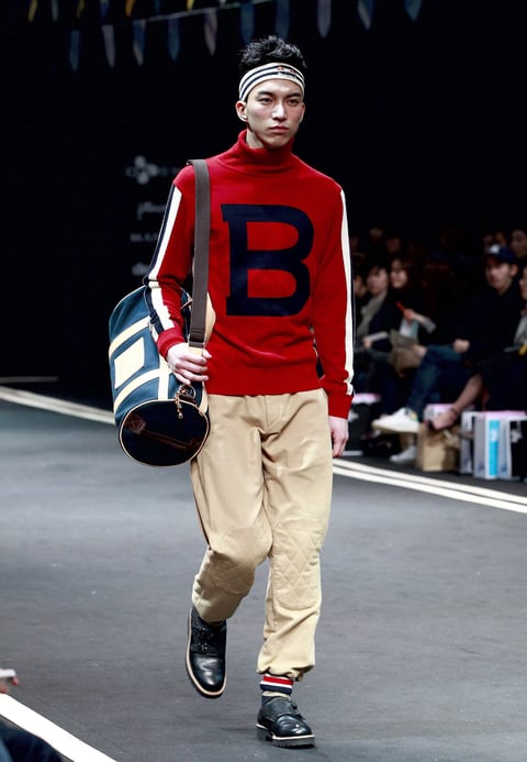 Un modelo presenta la creación de Ko Tae-Yong, durante la Semana de la Moda de Seúl (Corea del Sur).