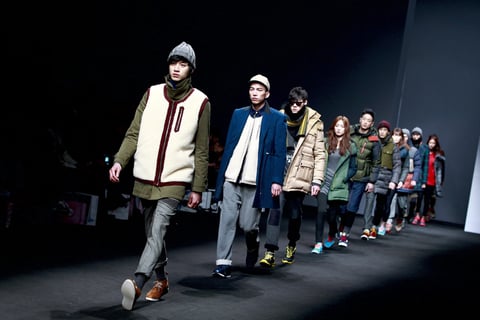 Modelos lucen creaciones de la colección otoño/invierno de Choi Bum-Suk en la Semana de la Moda de Seúl.