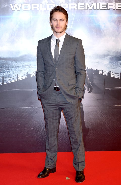 El actor Taylor Kitsch llegó a la alfombra roja luciendo un moderno traje color gris.