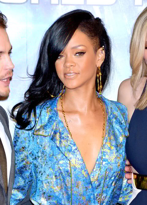 Rihanna volvió a su básico color de pelo negro, adicionando un nuevo lago y flequillo de lado, además del afeitado de algunas ramas en el lado izquierdo de su cabeza.