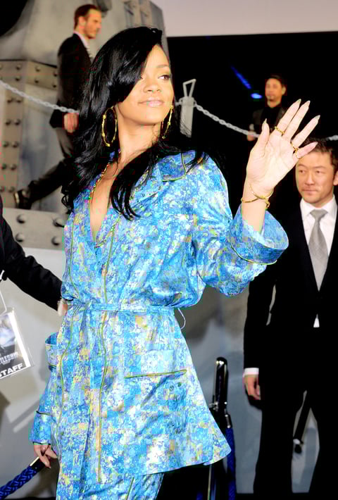 Rihanna llegó luciendo su nuevo look, con el cabello ahora en color negro.
