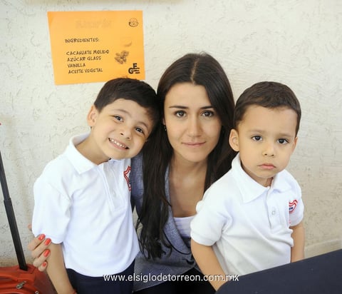 04042012 DAVID , Yaretzi y Gaby con su maestra Lupita.