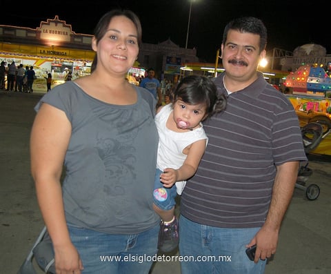 05042012 MARIELOS , FÃ¡tima y Salvador.