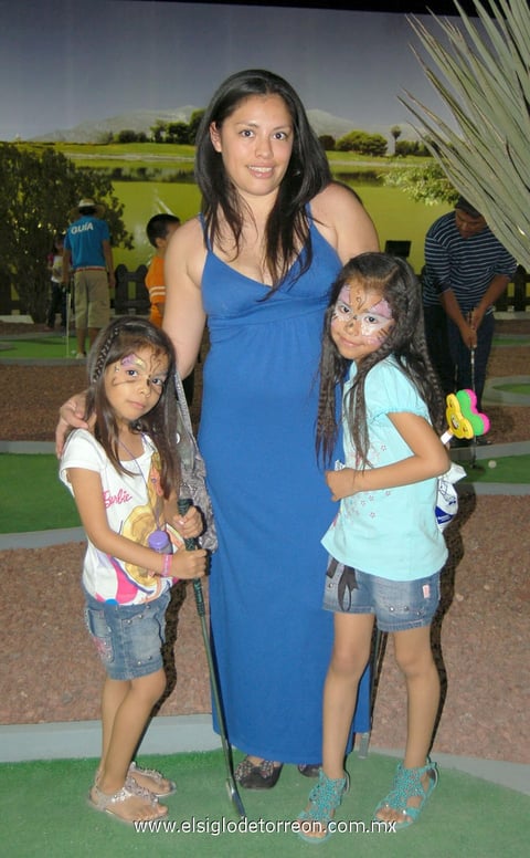 05042012 WENDY  Ponce con las pequeÃ±as Ximena y Angelina Cardiel.