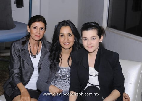 04042012 MIRIAM , Claudia y Martha, la lente de El Siglo captÃ³ su presencia mientras disfrutaban en festejo.