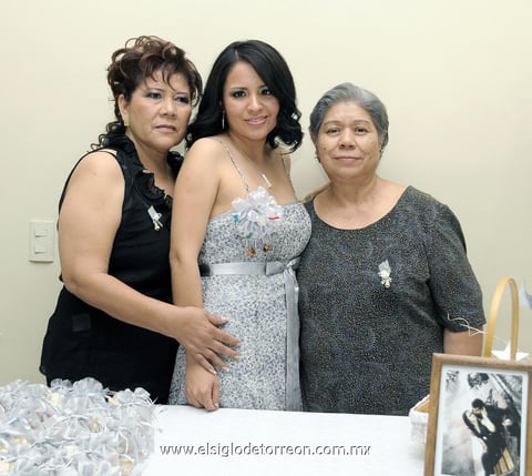 04042012 LUPITA  JimÃ©nez RodrÃ­guez junto a las organizadoras de su festejo prenupcial: Martha Imelda GuzmÃ¡n Laredo y MarÃ­a Teresa RodrÃ­guez.