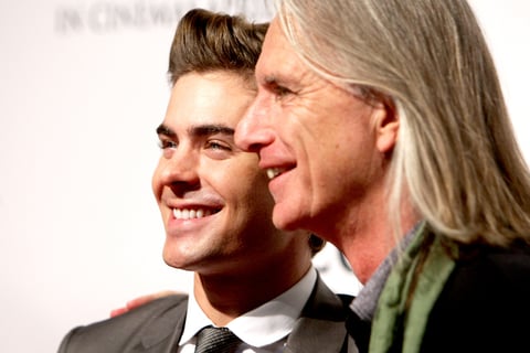 Zac Efron desfiló por la alfombra roja junto al directo de la película.