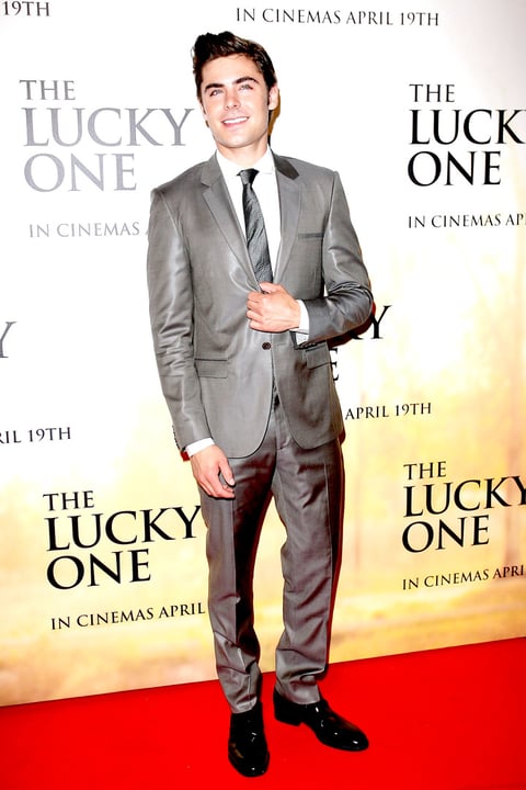 Zac Efrón arribó a la alfombra roja luciendo un elegante traje color gris.