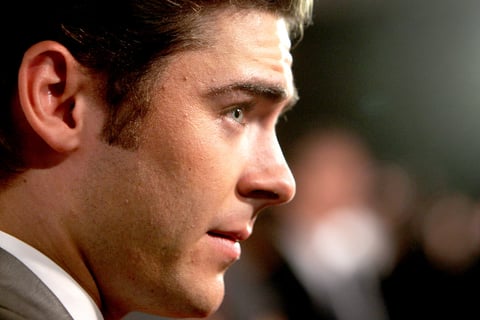 Zac Efron atendió a los medios de comunicación a su llegada a la alfombra roja.